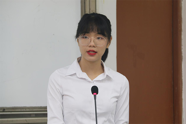 18级学生代表李美怡同学上台发言