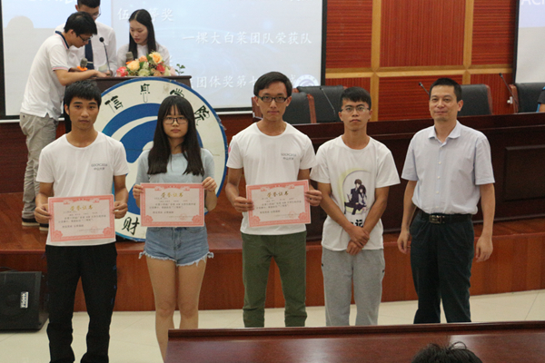 杨峰教授为十四届广东省ACM大学生程序设计竞赛颁奖 摄记:简杰蔚